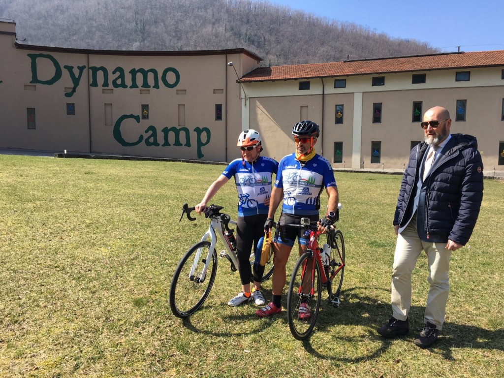 consegna del defibrillatore EMD118 alla Dynamo Camp