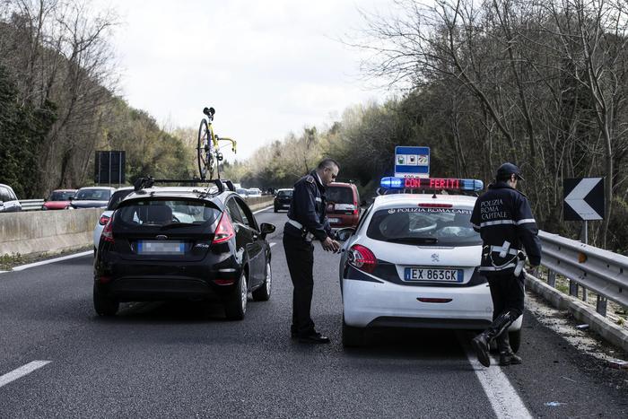 Ciclisti travolti a Roma, un morto e tre feriti. La donna denunciata per omicidio stradale Ciclisti travolti a Roma, un morto e tre feriti. La donna denunciata per omicidio stradale