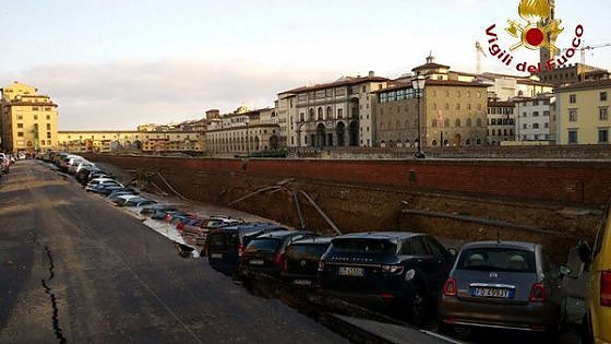Firenze, voragine di 200 metri sul Lungarno in centro: auto sprofondate Firenze, voragine di 200 metri sul Lungarno in centro: auto sprofondate