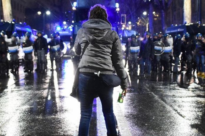 “Cara professoressa, ti parla la figlia di un appartenente alle forze dell’ordine” “Cara professoressa, ti parla la figlia di un appartenente alle forze dell’ordine”