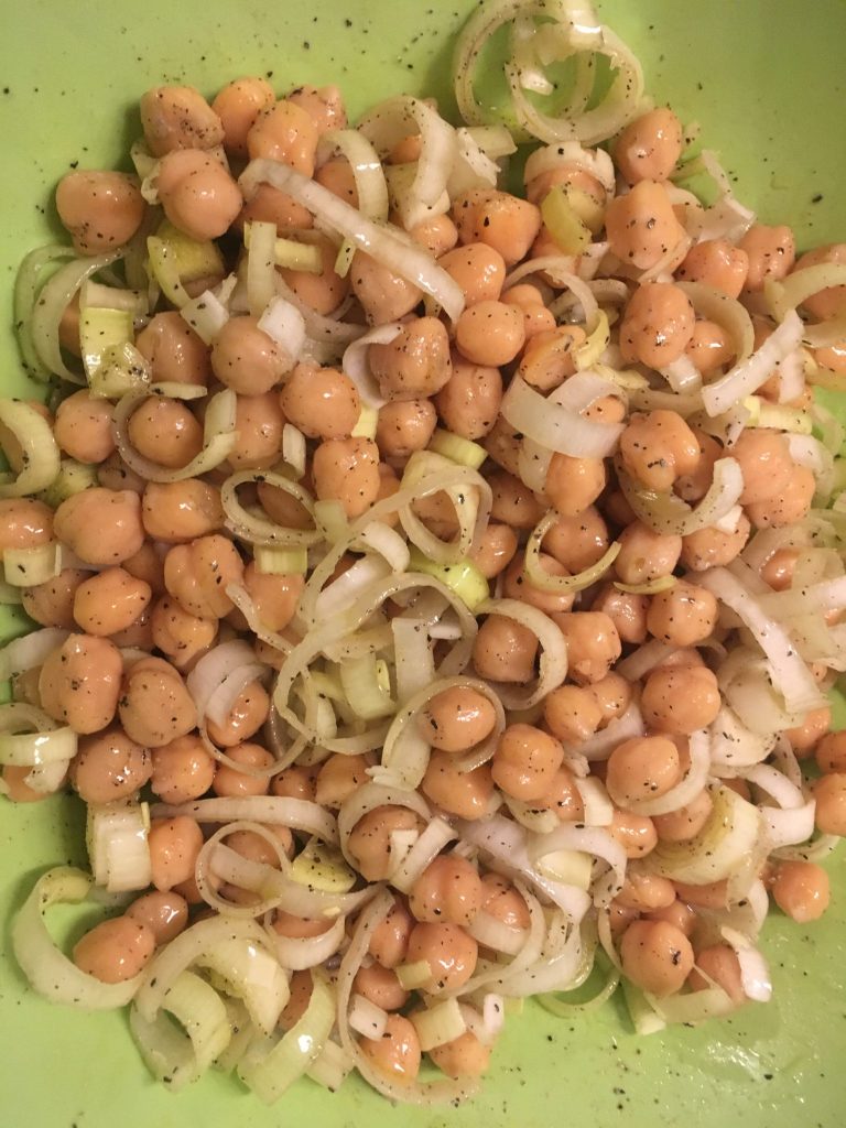 A TAVOLA CON CECI FAGIOLI E PORRI A TAVOLA CON CECI FAGIOLI E PORRI